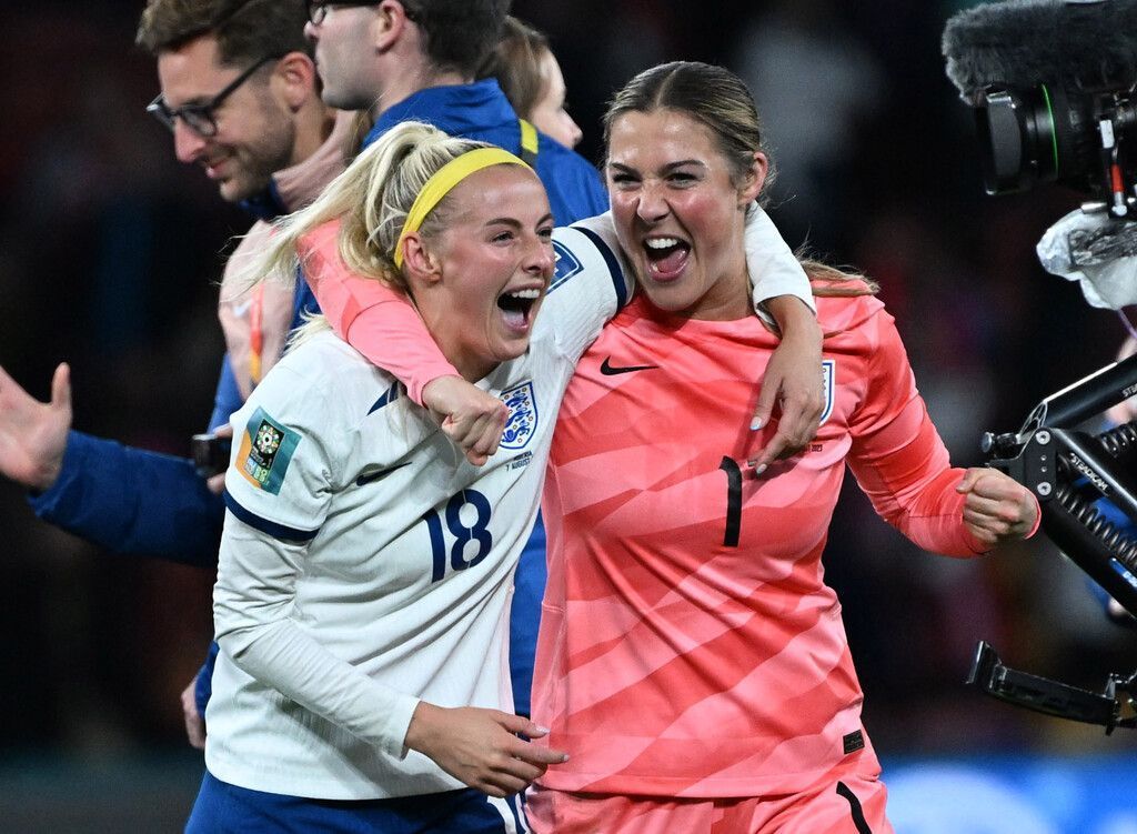 England nach Elferkrimi weiter