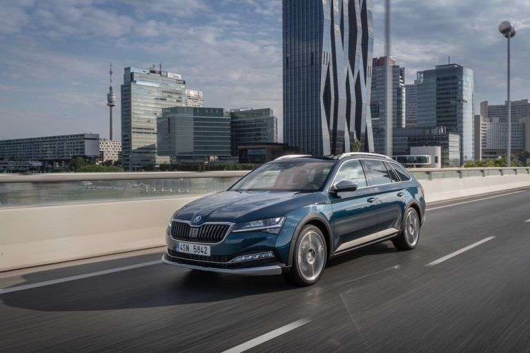 Škoda Superb: Das Flaggschiff der tschechischen Marke kann’s auch mit weniger Wegsamem aufnehmen, Ausrüstung sind 4x4 und Robustdetails.