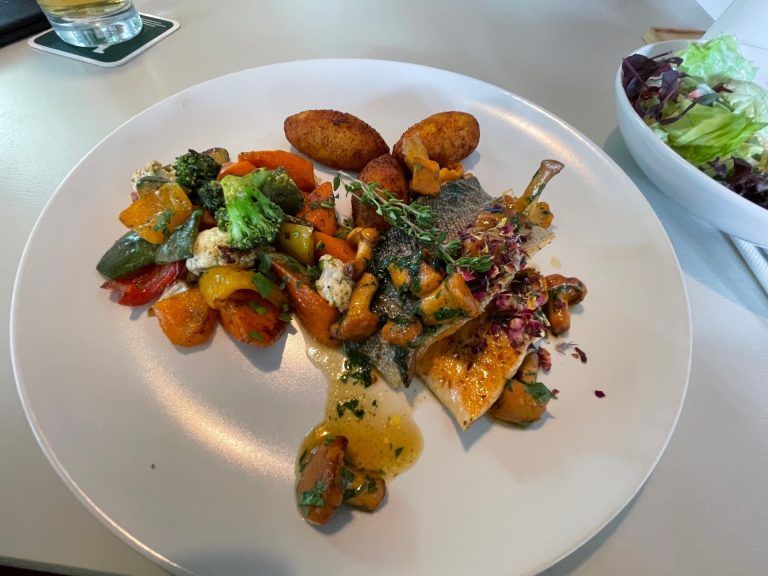 Lachsforellenfilet vom Güfel mit gerösteten Pfifferlingen.