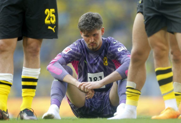 Torhüter Gregor Kobel muss den Test gegen ManU verletzungsbedingt beenden.Reuters