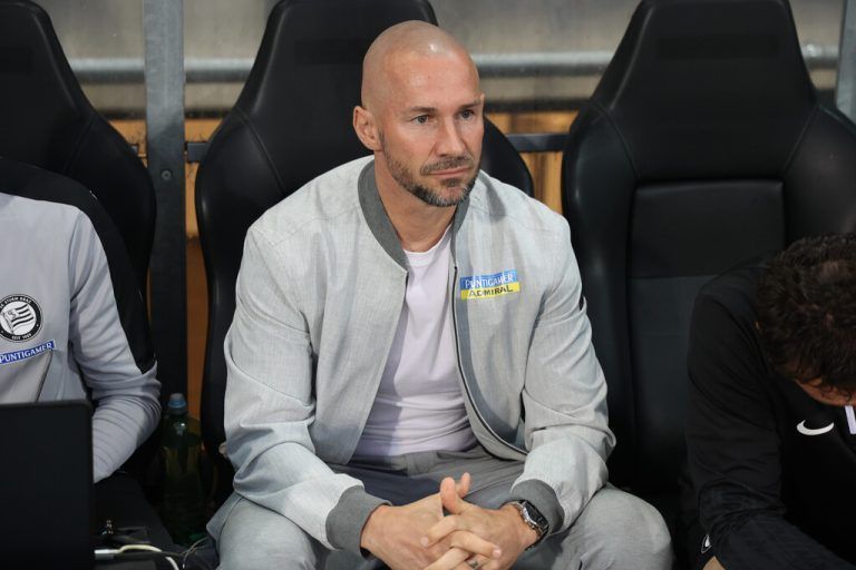 Trainer Christian Ilzer und seine Spieler wollen die CL-Hymne hören.gepa