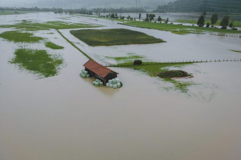 Überflutete Felder in Uttendorf. Aufgrund der anhaltenden Regenfälle hat sich die Lage im Bundesland Salzburg am Montag zugespitzt. apa