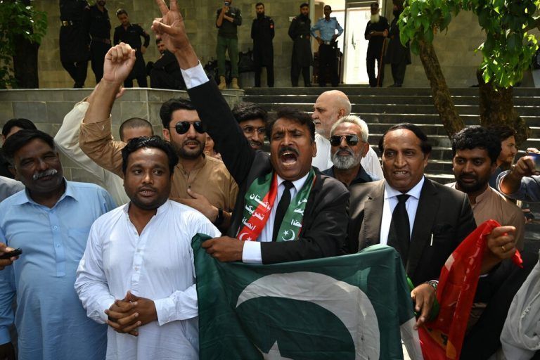 Unterstützer des ehemaligen pakistanischen Premierministers Imran Khan rufen Slogans vor dem Obersten Gerichtshof von Islamabad, nachdem Khans zweifelhafte Gefängnisstrafe wegen Bestechung ausgesetzt wurde. AFP