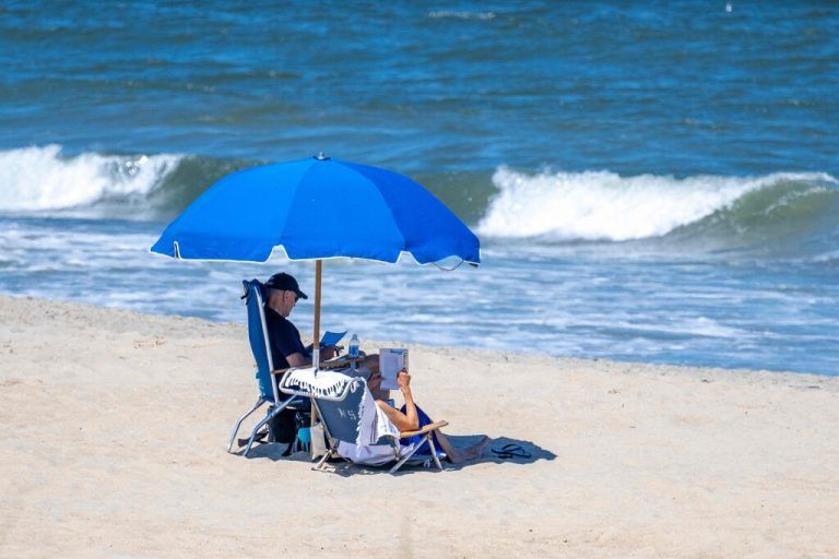 US-Präsident Joe Biden und US-First Lady Jill Biden entspannen am Rehoboth Beach im US-Staat Delaware. AFP