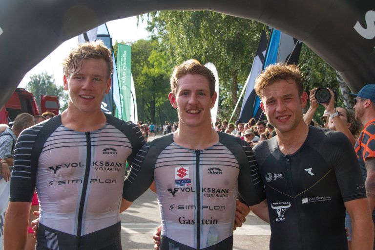 Der Zweitplatzierte Jannik Stoll mit Sieger Philipp Pertl und Lokalmatador Leon Pauger (Platz drei). <span class="copyright">VN</span>