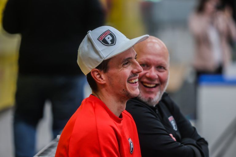 Verletzt: Goalie Alex Caffi mit Masseur Martin Resch.