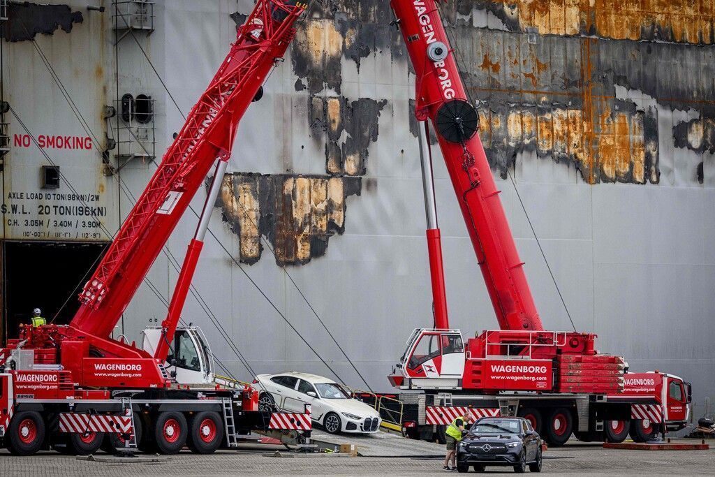 Nach Großbrand von Autofrachter beginnt Bergung von Ladung