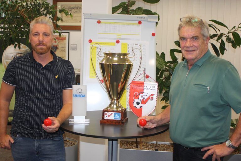 VFV-Vizepräsident Peter Schneider (r.) und Reinhard Huber von Bewerbssponsor Uniqa.tk