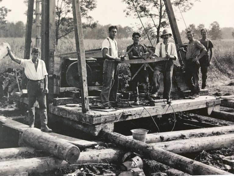 Das Archivbild der illwerke vkw zeigt die Bauarbeiten zur Hochspannungsleitung von Bürs nach Hohenweiler im Jahr 1928. <span class="copyright">illwerke vkw</span>