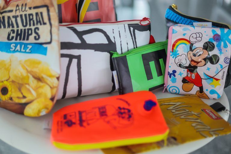 Yvonne Loretz-Martini macht aus altem Verpackungsmaterial Taschen, Geschichte für die Klimaschutzbeilage “Wertvoll”