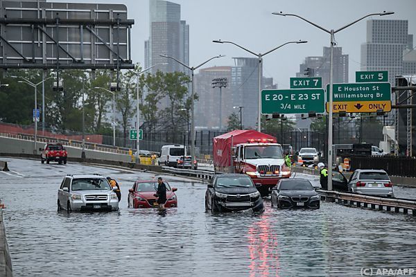 New York versinkt im Regen