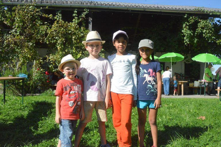 Die Vorjahresgewinner hofften auch dieses Jahr, dass ihre Blumen die größten sind. Felix und Benjamin Härle sowie Christiane und Hannah Tesfay-Hämmerle.