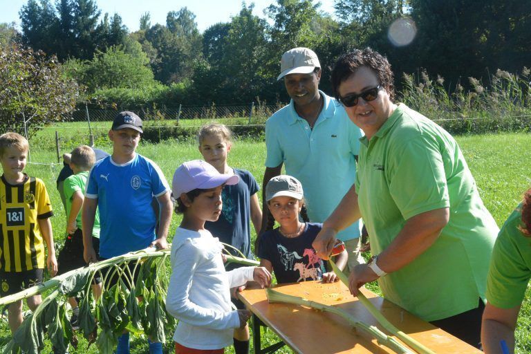 Die Höhe der Blume wird genau gemessen.