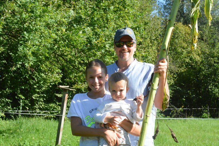 Die glücklichen Gewinner: Die kleine Rosa Isele (Mitte) mit Schwester Olivia (12) und Papa Florian Isele.