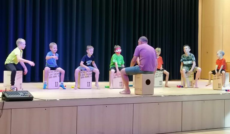 Beim Trommeln legten sich die Teilnehmer richtig ins Zeug.