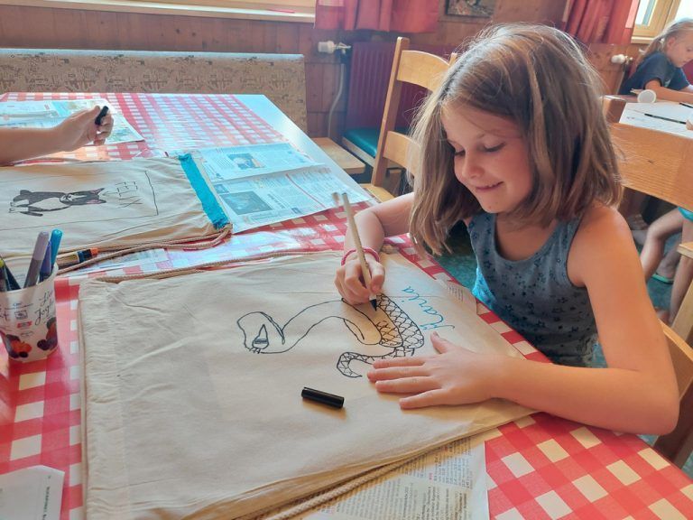 Kreative Hände beim Bastelworkshop.