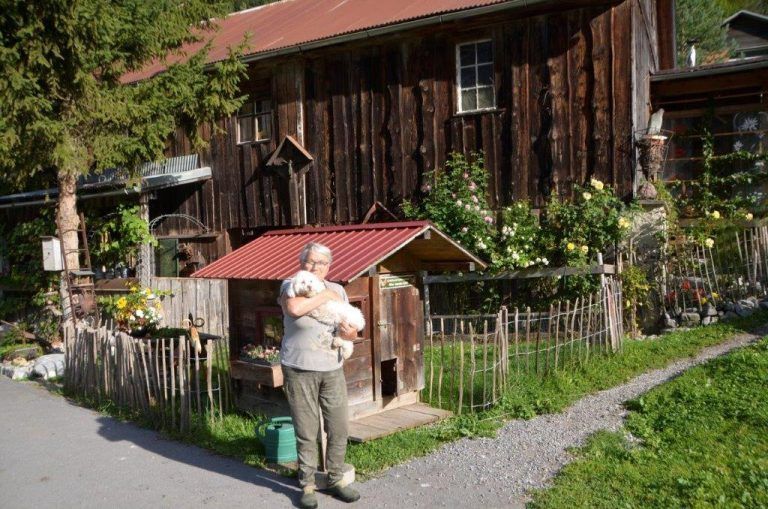 Christine Dietrich und ihr Hund „Susi“ empfangen gerne Pilger in ihrer Herberge. <span class="copyright">ALLE BILDER:DOB</span>