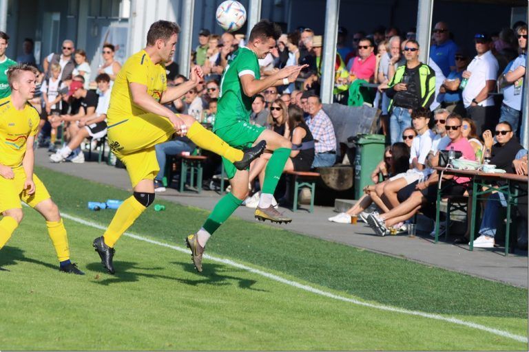 Vor rund 200 Zuschauern lieferten sich die Spieler packende Zweikämpfe.