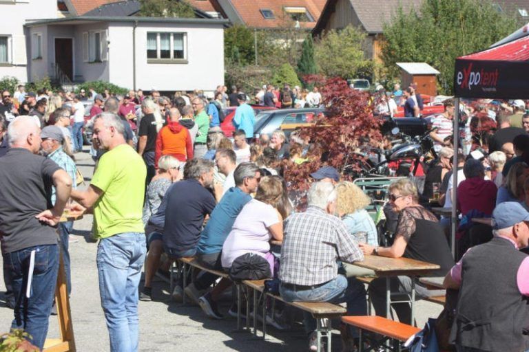 Bis zu 2000 Oldtimer-Fans treffen sich zum gemütlichen Beisammensein.