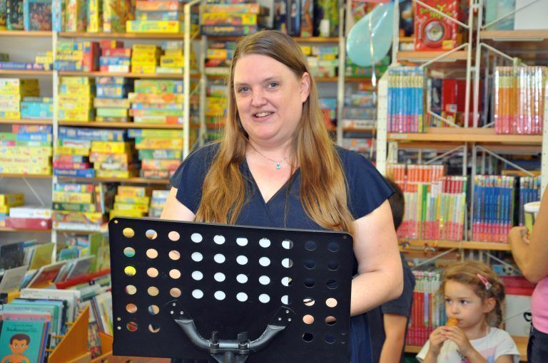 Die neue Leiterin Karin Müller freute sich sehr, die Bücherei Haselstauden offiziell wiedereröffnen zu können.