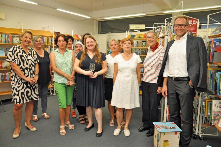 Auch die Verantwortlichen der Stadt Dornbirn freuten sich, dass eine zufriedenstellende Lösung gefunden werden konnte. Bürgermeisterin Andrea Kaufmann (links), Kulturstadtrat Alexander Juen (rechts), Leiterin Karin Müller (Mitte) und das Büchereiteam.