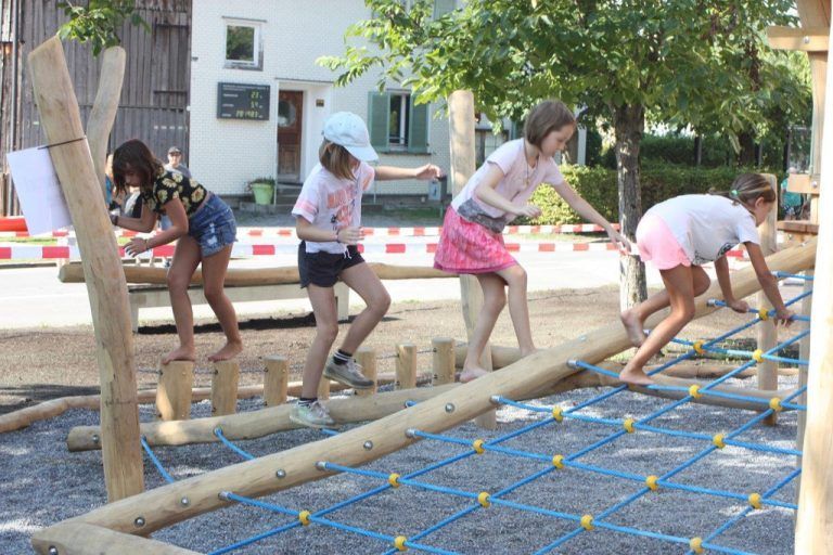 Blitzschnell wurden die Spielplatzattraktionen vom Nachwuchs inspiziert.