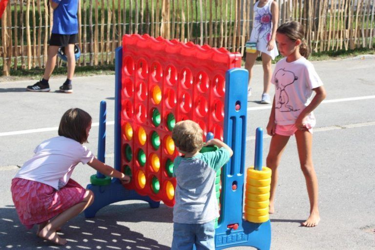 Auch "Vier gewinnt" wurde auf der Eröffnung des Spielplatz Muntlix gespielt.