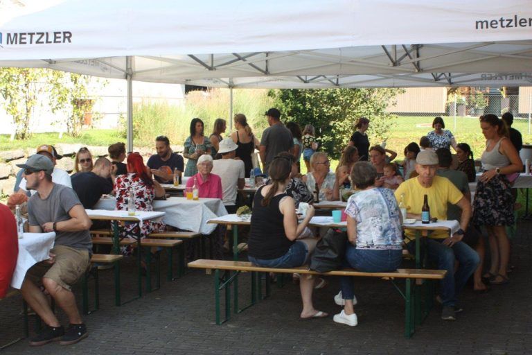 Die feierliche Eröffnung des Spielplatzes ließen sich viele Besucher nicht entgehen.