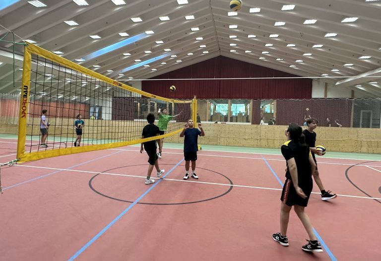 Selbstverständlich wurde auch das Volleyballspiel trainiert.