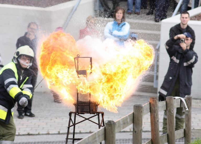 Heiße Angelegenheit: Selbstlöschversuch bei einem Fettbrand. <span class="copyright">MST/3</span>