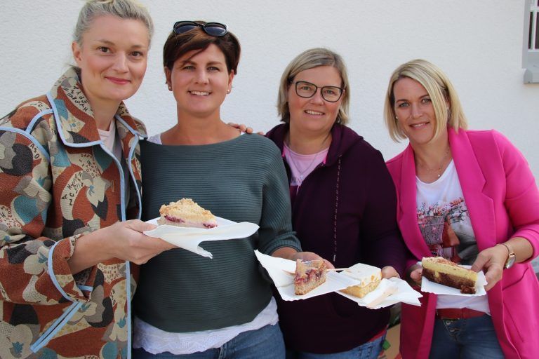 Nina, Monika, Melanie und Sonja betreuten das Kuchenbuffet.