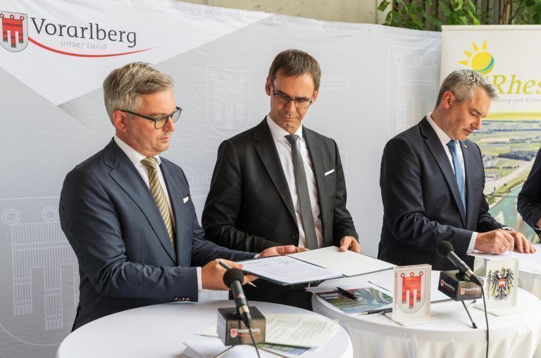 Ob die Forderung der zweckgewidmeten Wohnbauförderung von Bundeskanzler Nehammer (r.) bei den Landeshauptleuten, wie Vorarlbergs Markus Wallner (M.), gut ankommt, bleibt abzuwarten. <span class="copyright">Dietmar Stiplovsek</span>