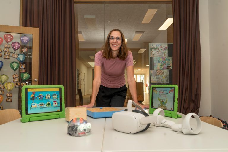 Die Pädagogin zeigt vor, wie Technik neben Heften und Büchern sinnvoll eingesetzt werden kann. VN/STIPLOVSEK