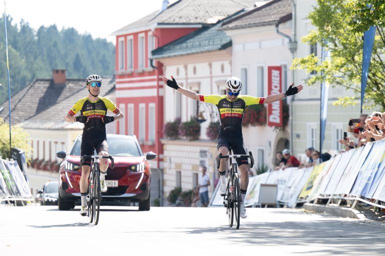 Lukas Meiler (rechts) gewinnt vor Teamkollege Colin Stüssi.TV