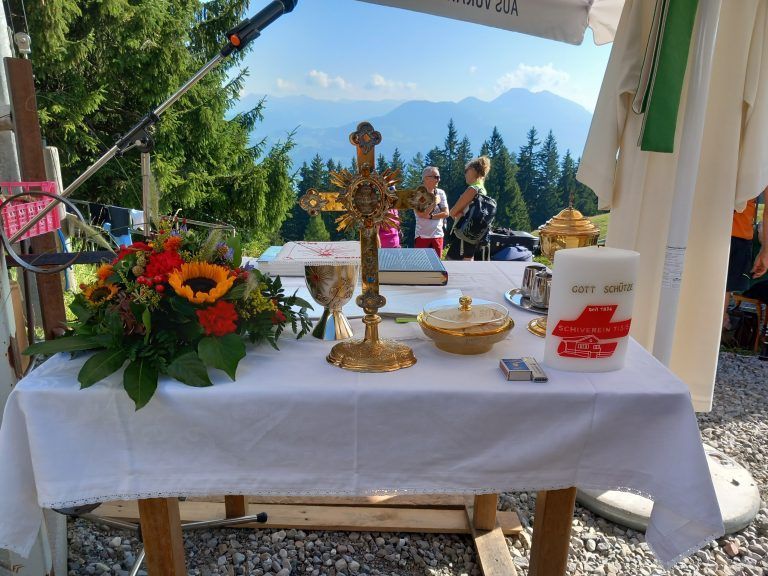 Festlich wurde ein Altar auf dem Vorderälpele geschmückt.