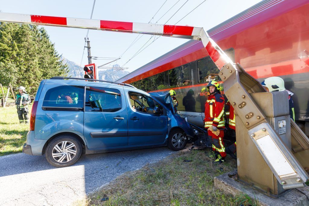 Auto krachte gegen fahrenden Zug