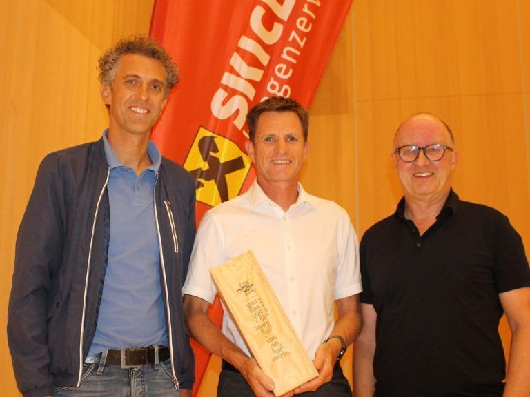 Anton Dorner (l.), über die Grenzen hinaus anerkannter Sprungtrainer, und Präsident Erath ehren den langjährigen Funktionär Franz Bachlinger – Vater vom Junioren-Doppelweltmeister 2021 Niklas Bachlinger.