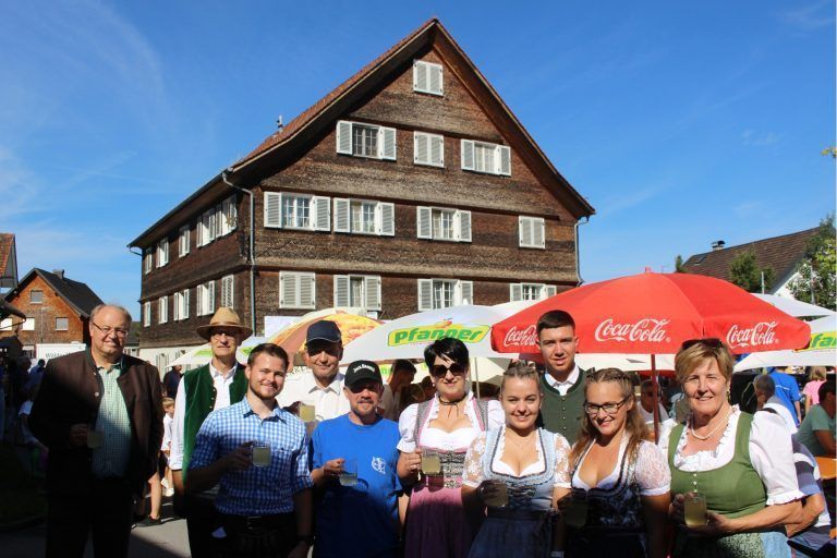 Nach erfolgtem Fassanstich konnte die Prominenz dem Geburtstagskind Richard Dietrich zuprosten. stp (2)