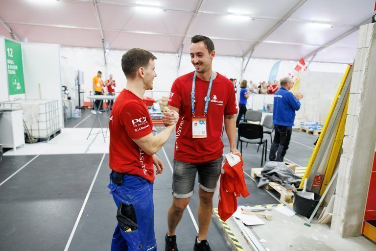 Theisl mit seinem Trainer Andreas Stiegler als der Wettbewerb zu Ende war.<span class="copyright"> florian wieser</span>