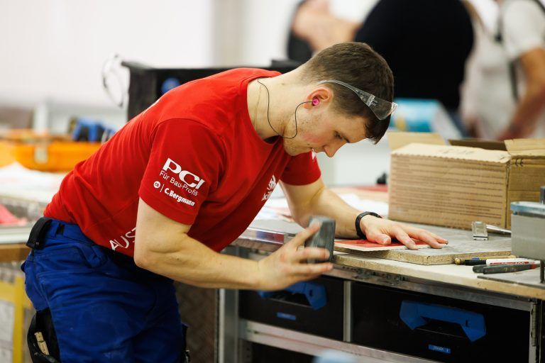 Innerhalb von drei Tagen hat er sein Werkstück fertiggestellt. <span class="copyright">florian wieser</span>