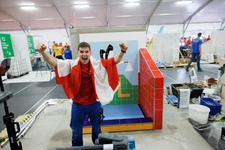 Im Hintergrund sieht man das fertige Werk. <span class="copyright"> florian wieser</span>