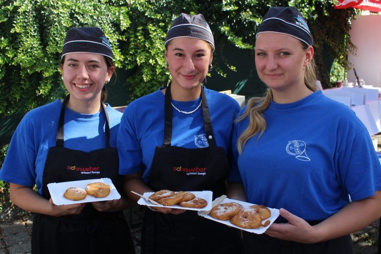Äpfel, die der Mostpresse entgangen waren, wurden zu süßen Küachle herausgebacken.