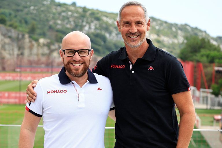 Mit Sportdirektor Thiago Scuro bildet Hütter ein kongeniales Duo.<span class="copyright">apa</span>