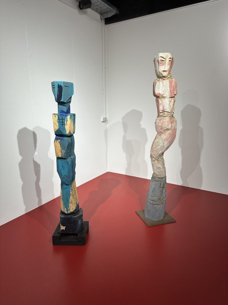 Skulpturale Figuren: Adonis und Aphrodite.