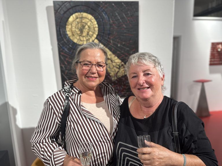 Aloisia Khüny und die Mundartautorin Eva-Maria Dörn.