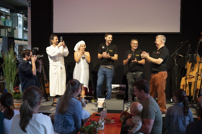 Christian und Josef Beer bedankten sich bei Albert Beer für all die Jahre guter Zusammenarbeit. <span class="copyright">MAM/5</span>