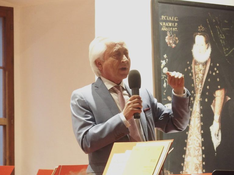 Herbert Willi erläutert dem Publikum Inhalt und Hintergründe von „Kairos im Kronos“.