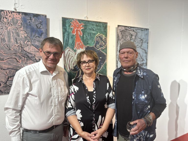Vernissageredner Christoph Thoma, Galeristin Sigi Fritsche und der Künstler Gernot Riedmann freuten sich über das rege Interesse an der Ausstellung. <span class="copyright">BI</span>