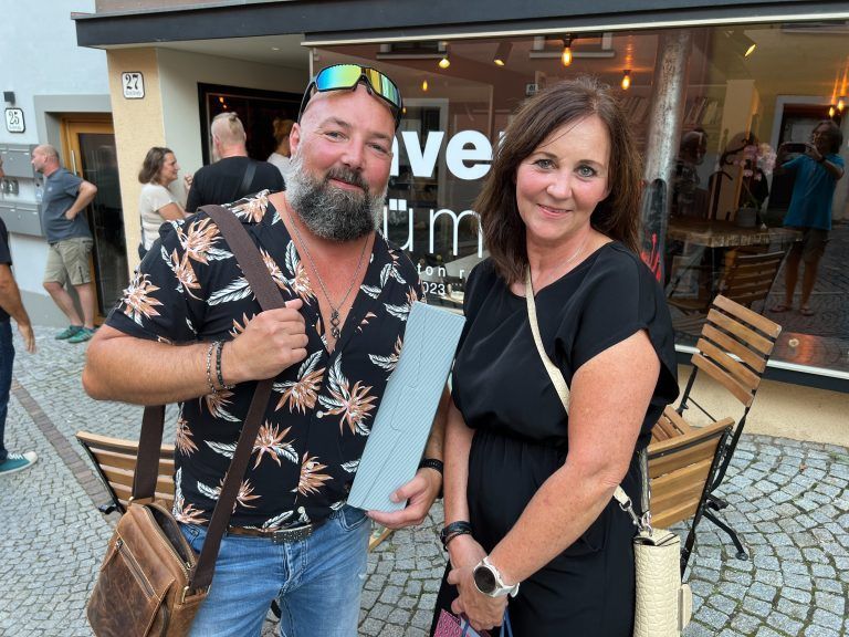 Claudia Lisanti und Thomas Baur brachten ein Geschenk mit.