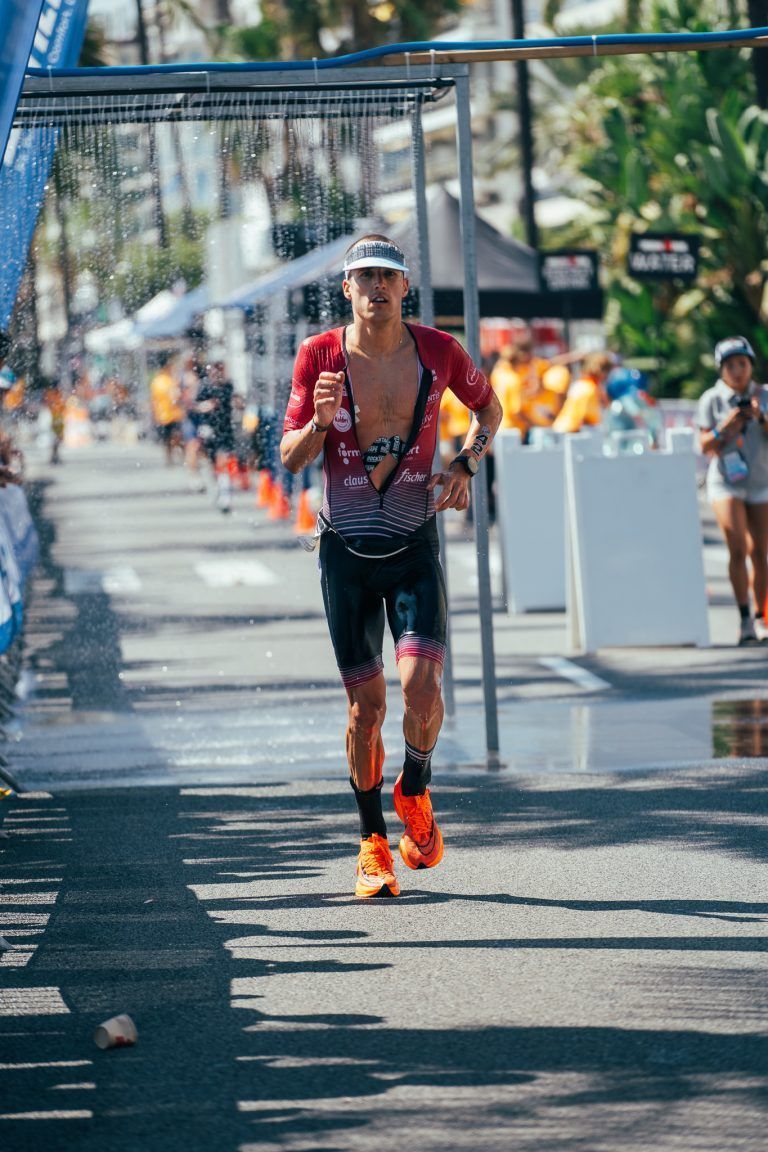 Duschen waren für die Triathleten auf der Prachtallee in Nizza aufgestellt. <span class="copyright">VN</span>